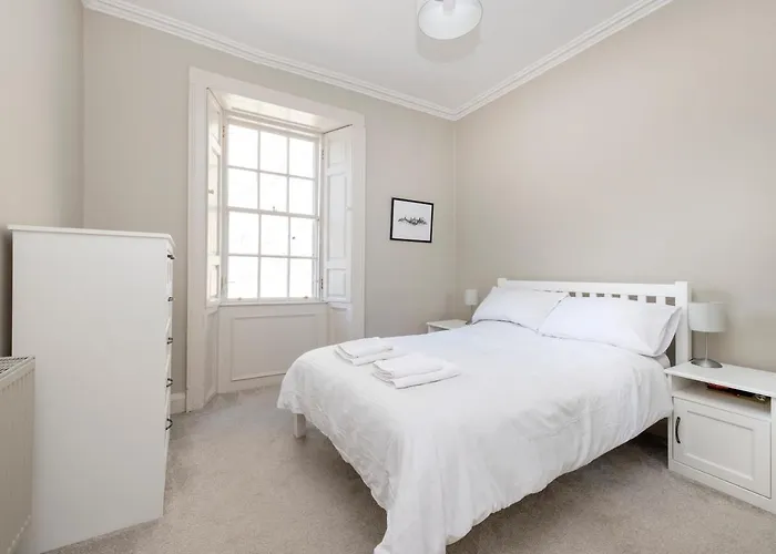 Elegant 2-Bedroom Apartment In Edinburgh City Centre