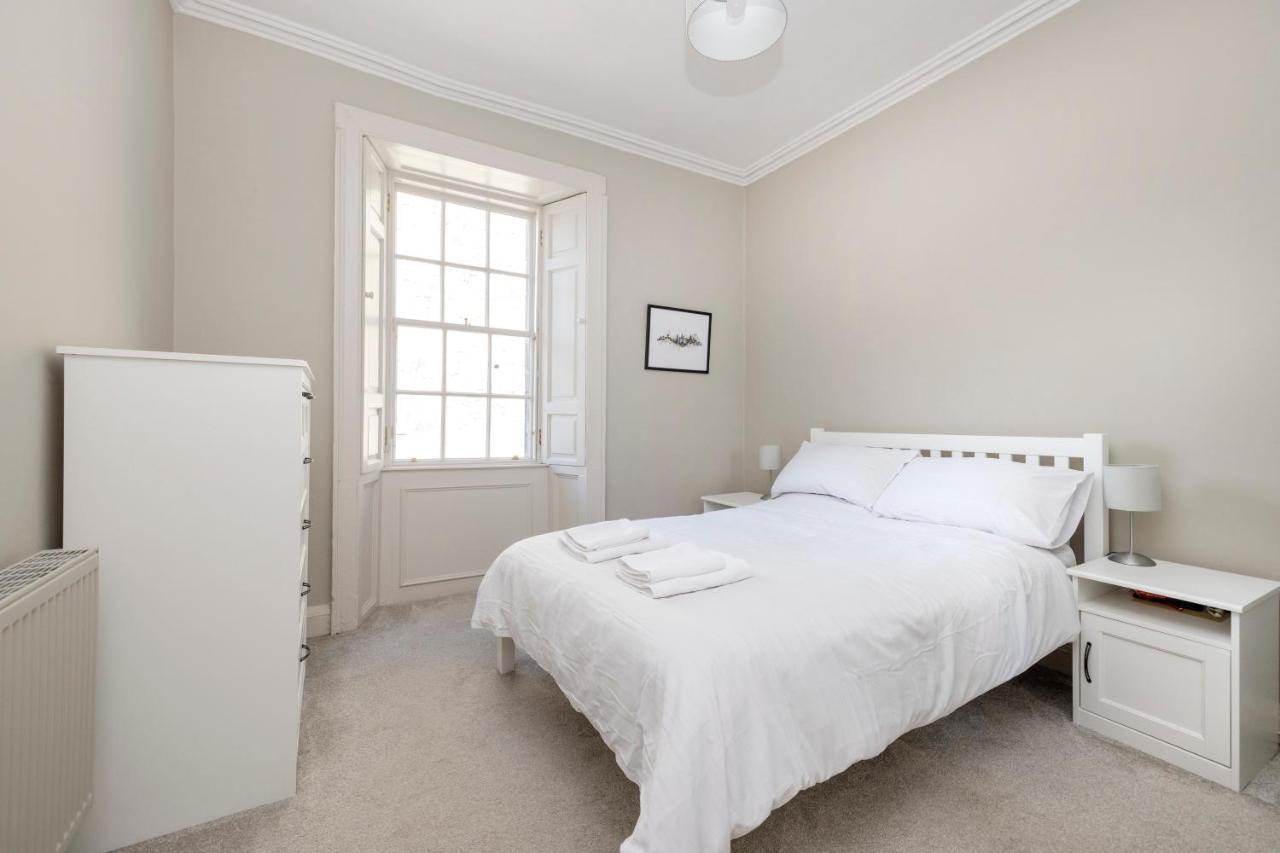 Elegant 2-bedroom In Centre Apartment *