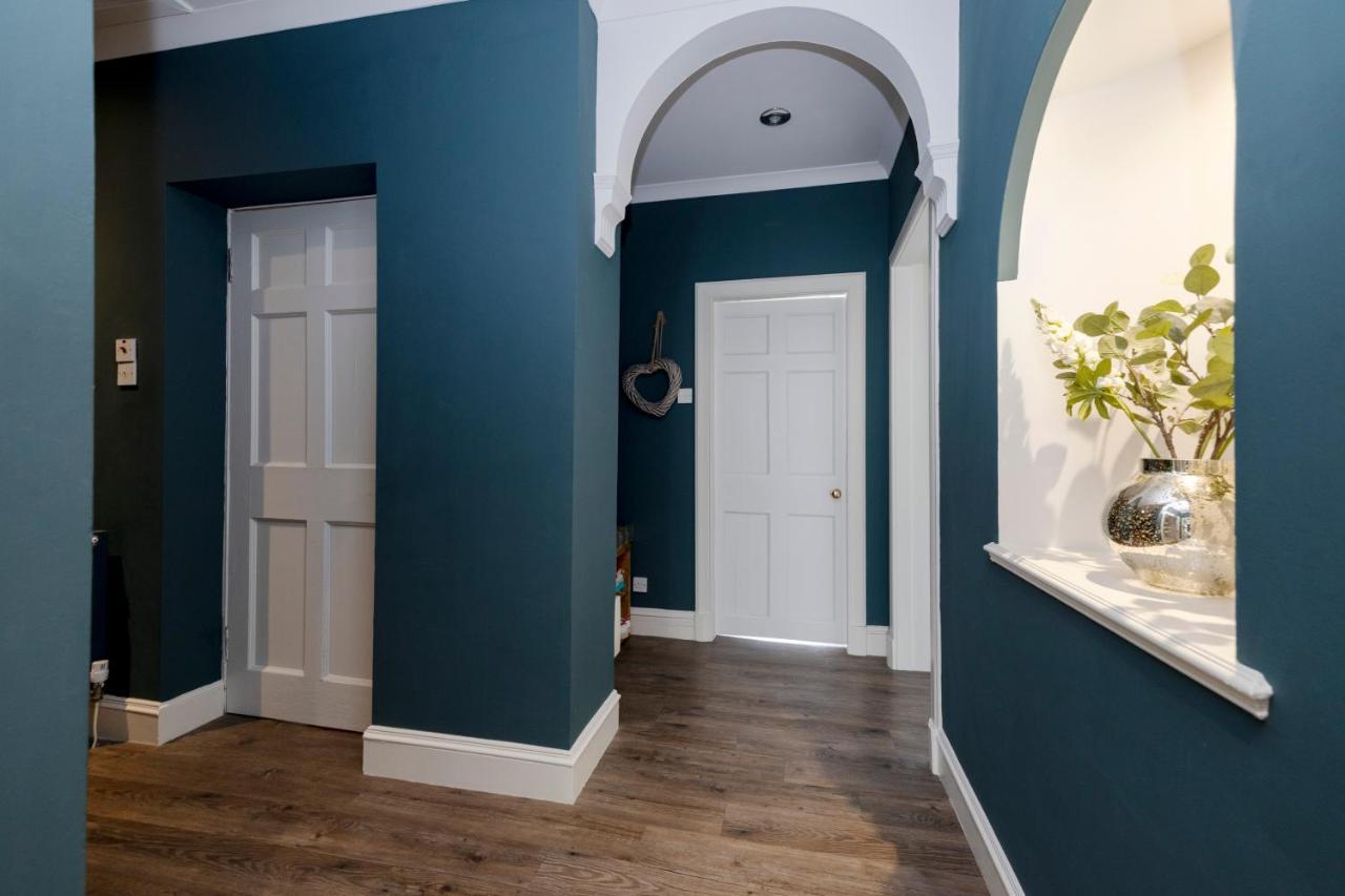 Elegant 2-bedroom In Centre Apartment *