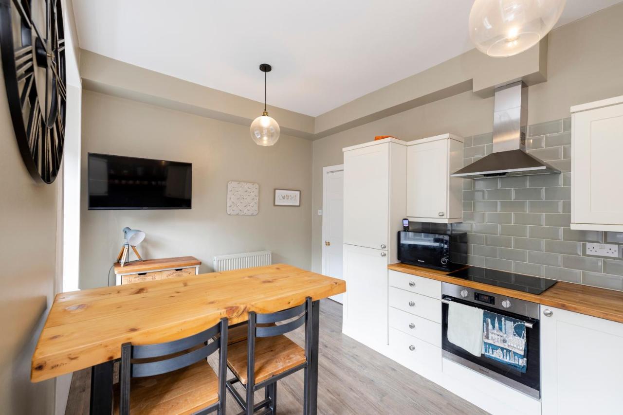 Elegant 2-bedroom In Centre Apartment *