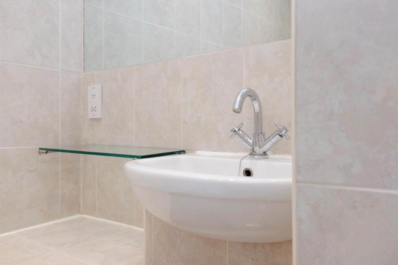 Elegant 2-bedroom In Centre Apartment *