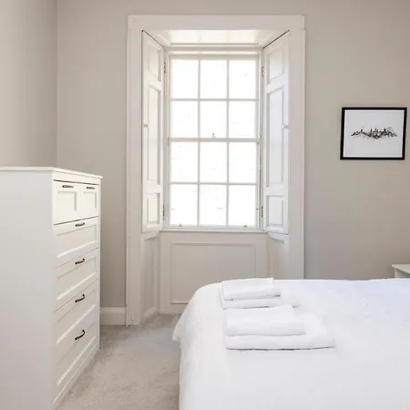 Elegant 2-Bedroom Apartment In Edinburgh City Centre Exterior photo