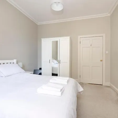 Elegant 2-Bedroom Apartment In Edinburgh City Centre Exterior photo