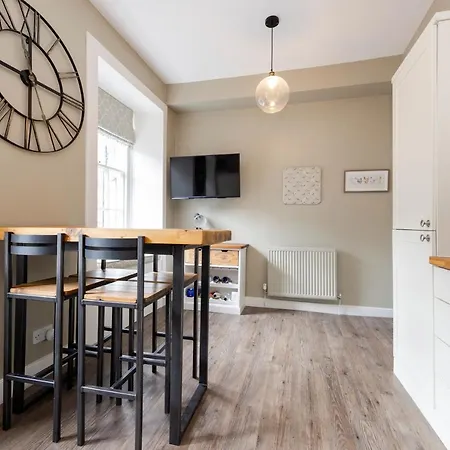 Elegant 2-Bedroom Apartment In Edinburgh City Centre Exterior photo