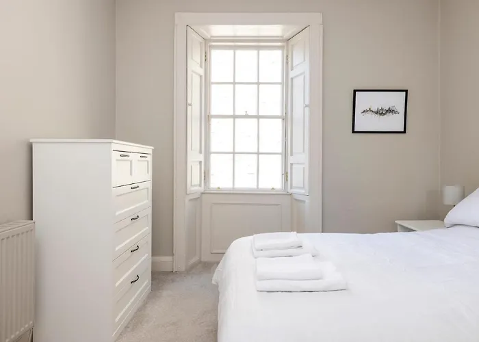 Elegant 2-Bedroom Apartment In Edinburgh City Centre